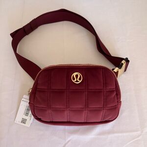 Lululemon Everywhere Belt Bag Velour WNBY Wine Berry